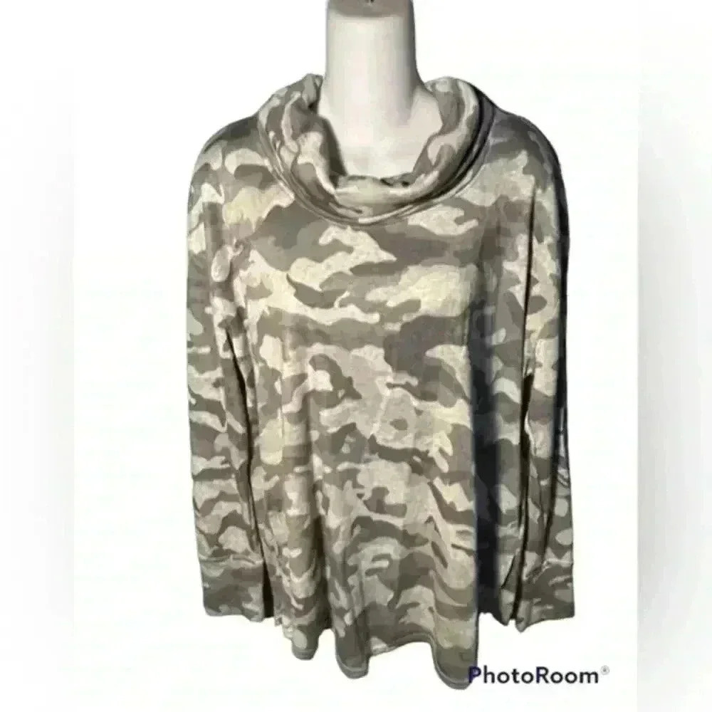Women’s Jane and Delancey Camo Cowl Neck Pull Over, Large‎